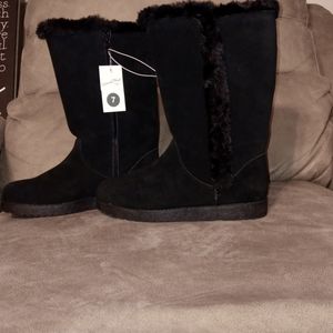 Durable comfy and fuzzy winter boots